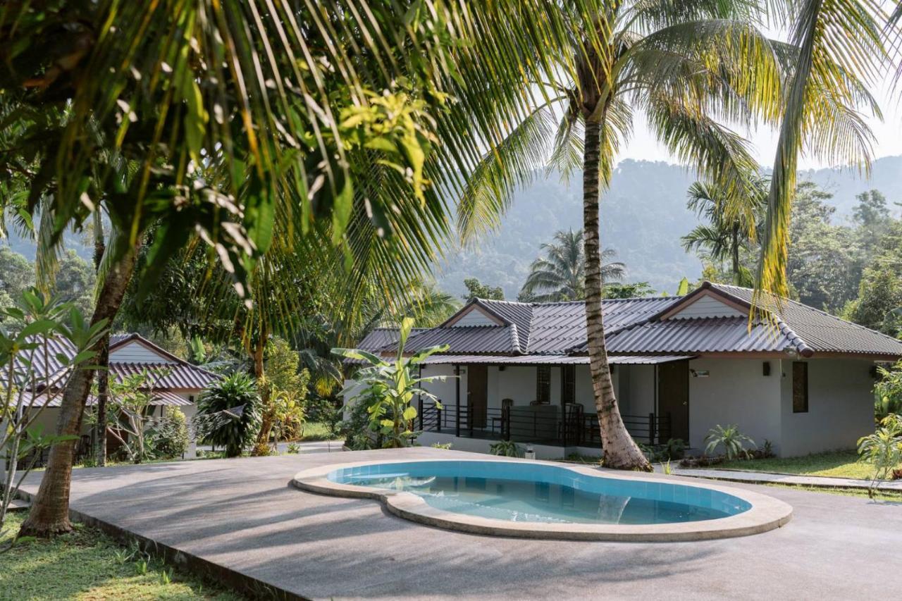 Surfer'S Village Khao Lak Luaran gambar