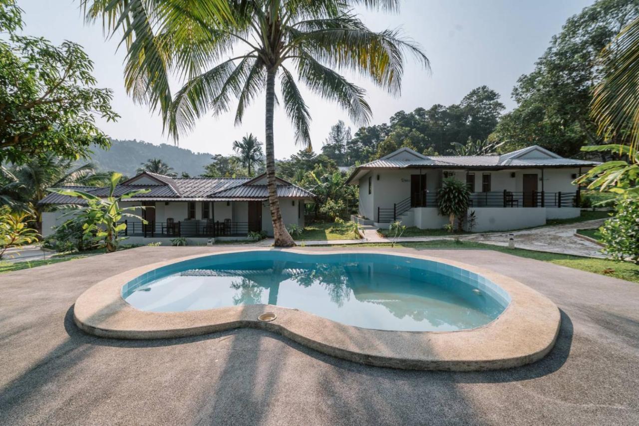 Surfer'S Village Khao Lak Luaran gambar
