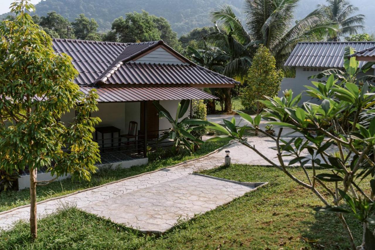 Surfer'S Village Khao Lak Luaran gambar